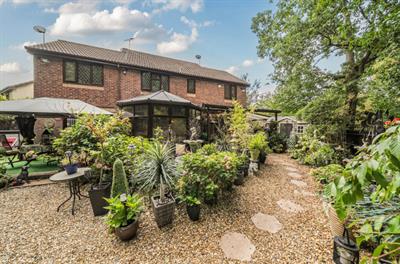 FAWLER MEAD, THE WARREN, BERKSHIRE, RG12 9YW