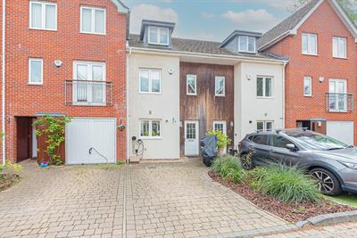 Brook Avenue, Ascot, Berks, SL5 7QW